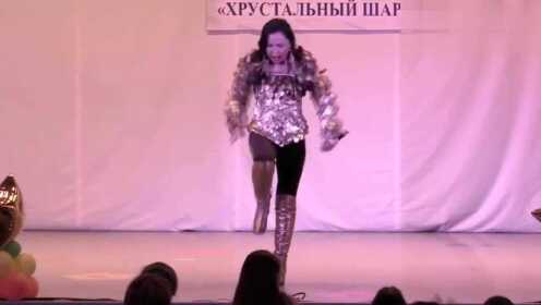 俄罗斯卡尔梅克歌手演唱俄语版迪斯科神曲《成吉思汗》