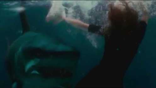 鲨鱼想要逃离实验池，美女竟用自己引诱鲨鱼，下一秒美女太惨了