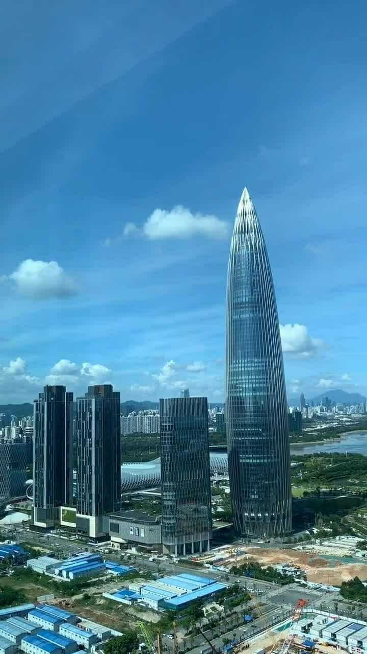 深圳华润总部,跟香港隔海相望,这栋楼也被称为子弹头大厦