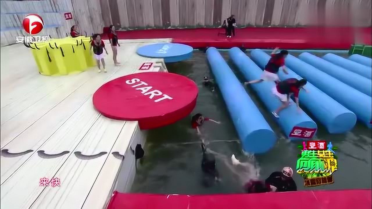 美女闯关鞋脱鞋神情淡定落水也不急不躁