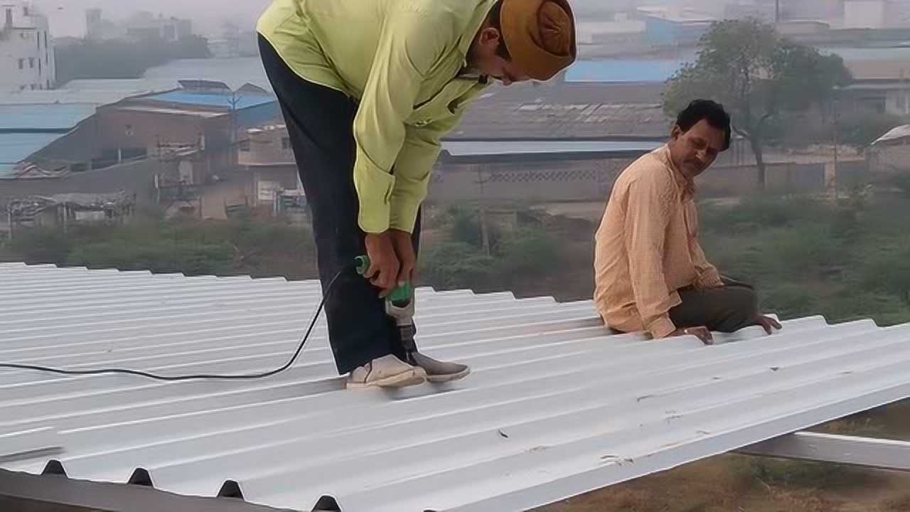 实拍农村建造轻钢棚安装铁皮瓦全过程网友工资至少8000