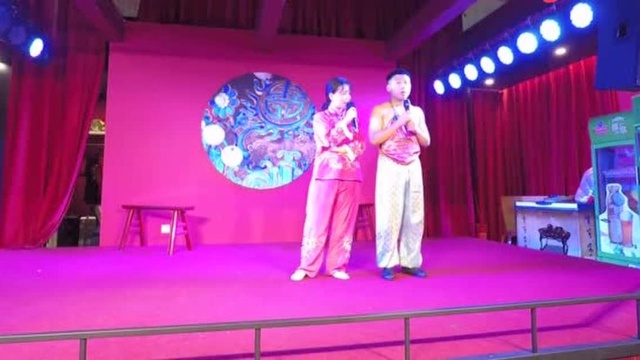 四川成都宽窄巷,著名川剧皮金滚灯,小伙的表演挺幽默#东亚战队#