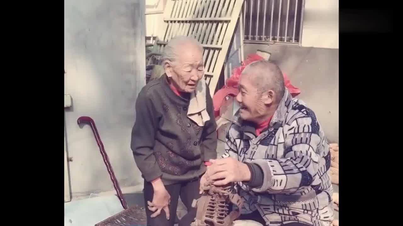 这个东西年纪大的才知道,老人已经90岁了,还在不停地忙碌着_腾讯视频
