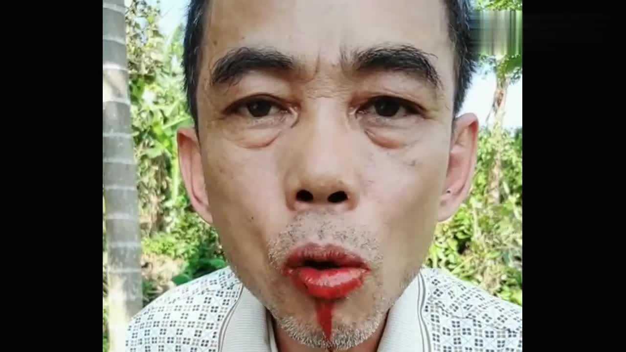 和海南大叔一起吃槟榔不咯,嘴巴红红的那种哦,网友:看着像僵尸