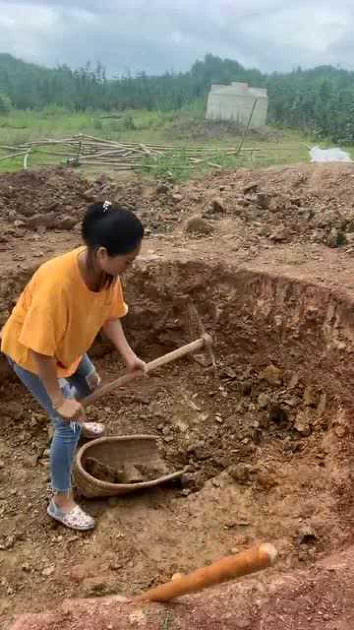 山里孩子自己动手挖水井