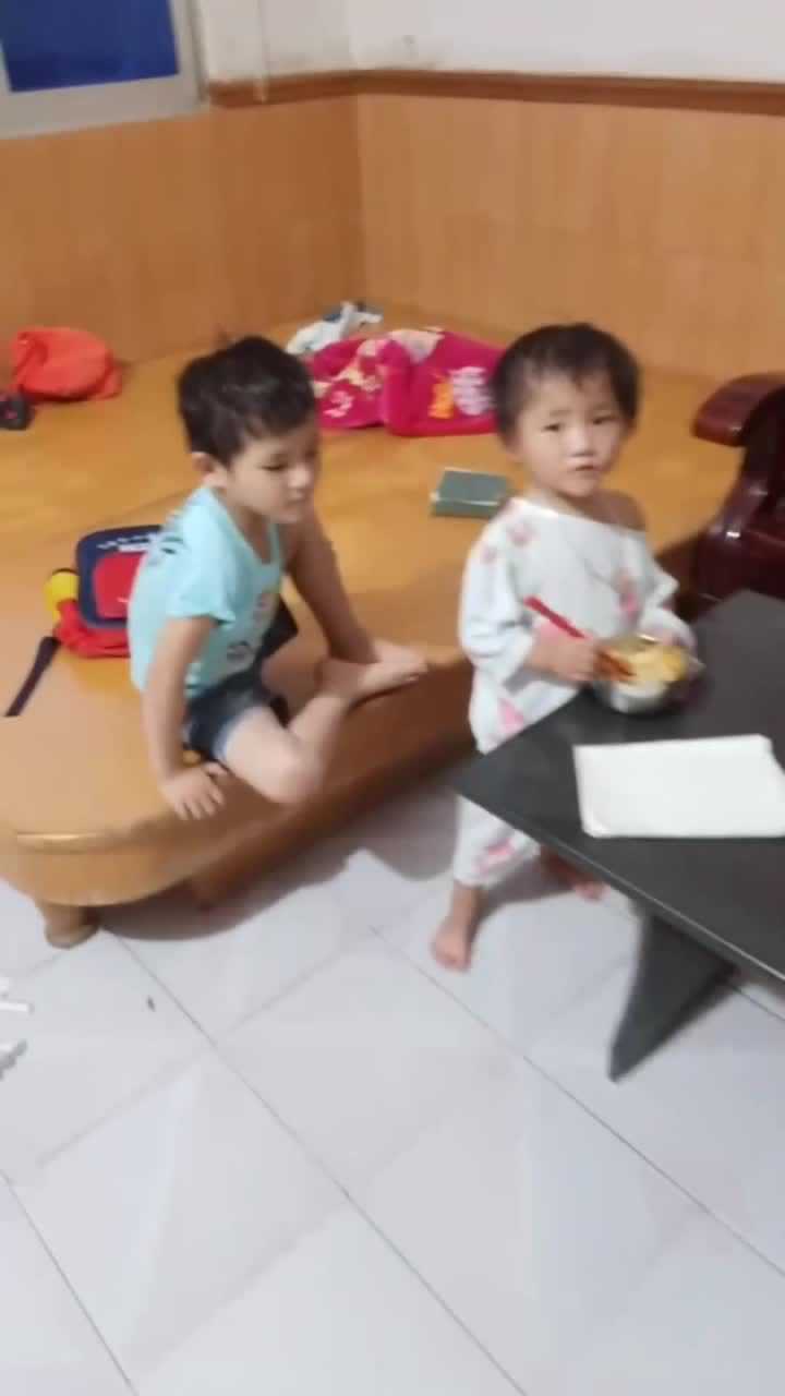 哥哥帮妹妹洗澡穿衣服_腾讯视频