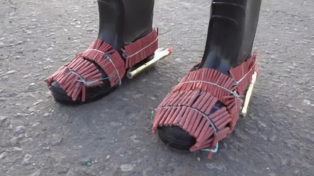 老外将1000响鞭炮绑脚上,点燃瞬间,整个场面让人大开眼界!