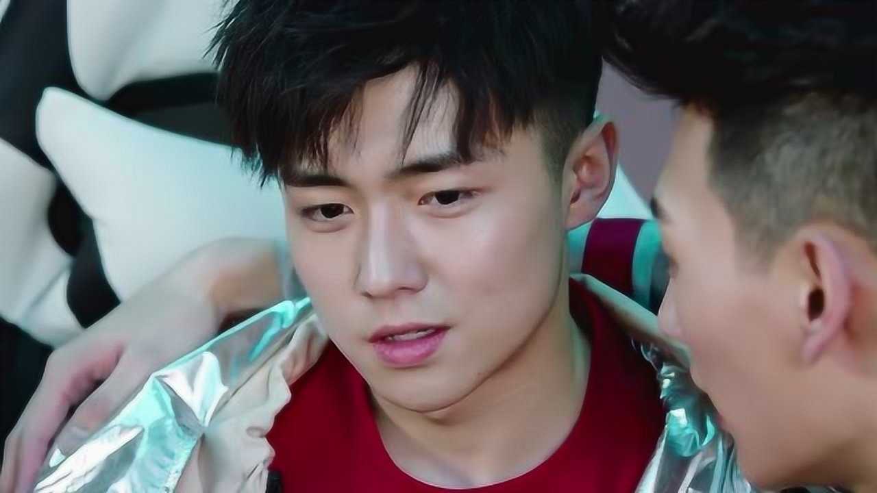 全职高手陈夜辉来挑拨邱非和叶秋的关系结果被揍了一拳