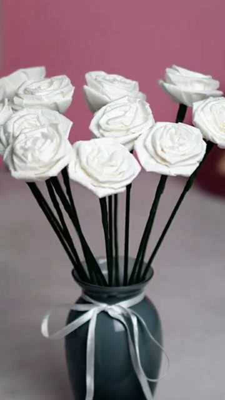 用卫生纸折成玫瑰花小提示染成红色更好看哦