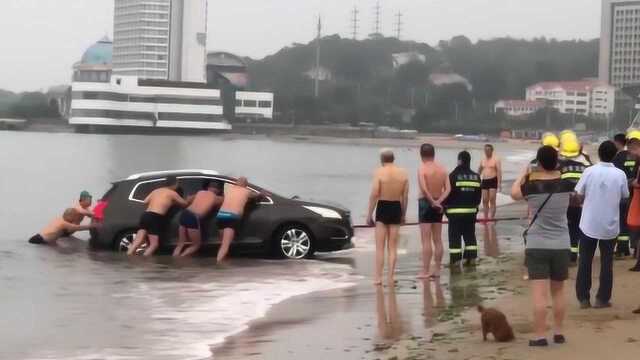 神车技!烟台女司机把车开海边被卡住,半夜海水涨潮将车淹没