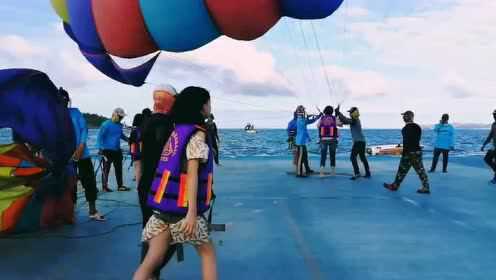 泰国芭堤雅格兰岛沙滩玩降落伞