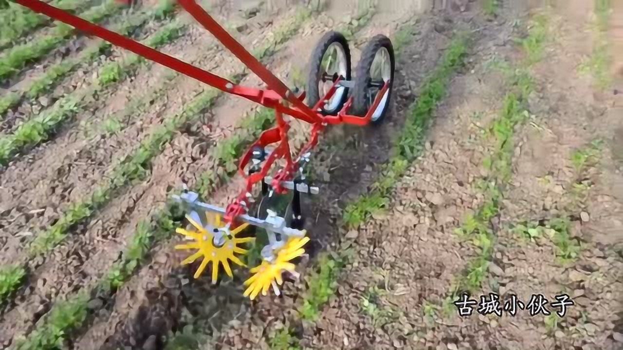 20岁大学生发明省力翻地机,一天轻松翻地7亩,种了庄稼也能翻_腾讯视频