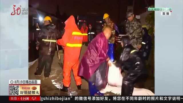 萝北县:受降雨影响河水倒灌,居民房屋被淹,消防队员紧急抢险