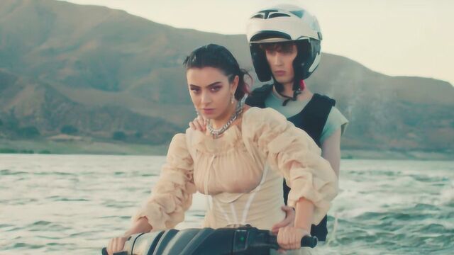 Charli XCX和戳爷新单《2099》MV首播