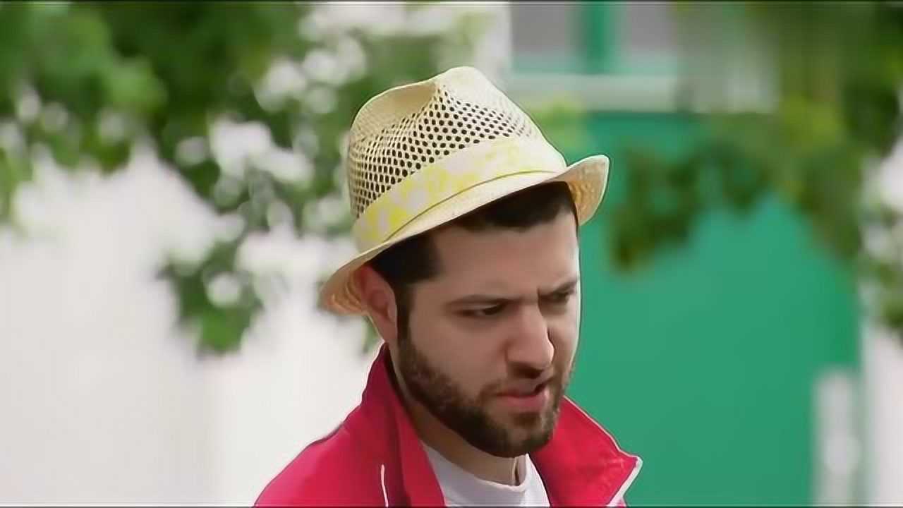 国外恶搞,小男孩指挥众多小鸟唱歌,路人无不称奇