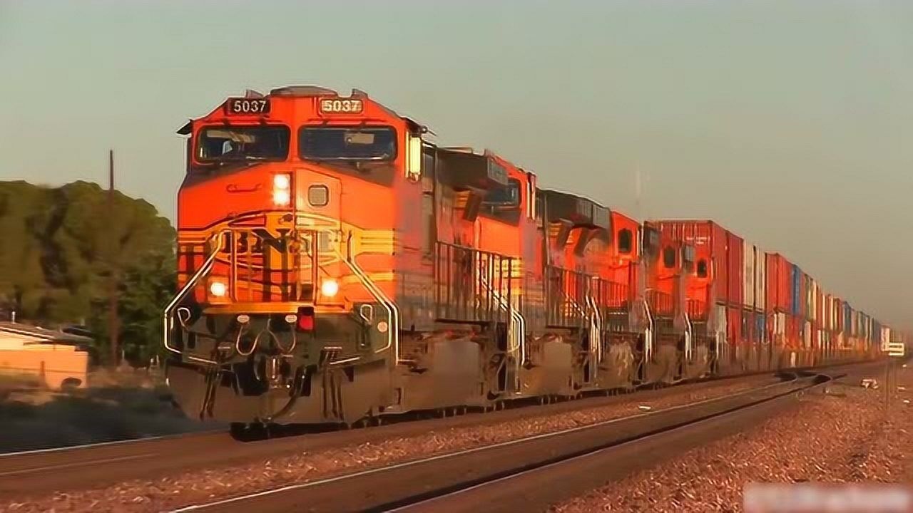 柴油货运列车穿过沙漠,这些火车的运输力真强大