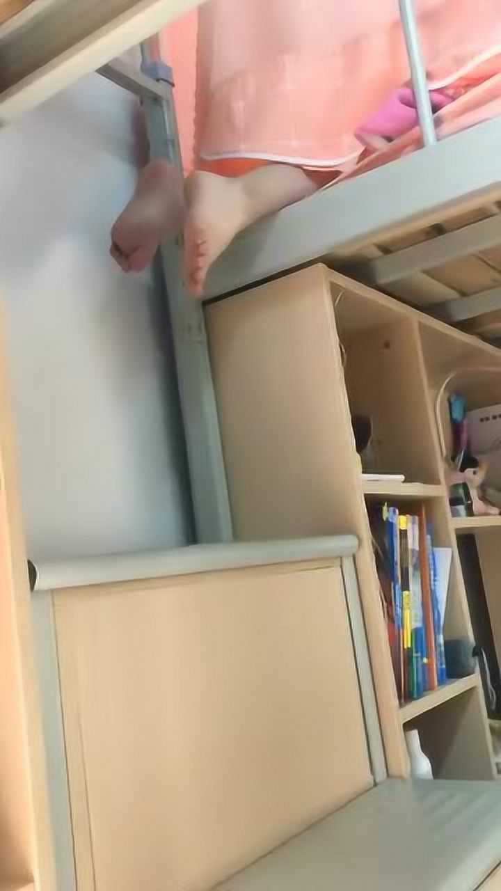 你的宿舍有这样的吗把脚露在外面,在被窝干啥呢
