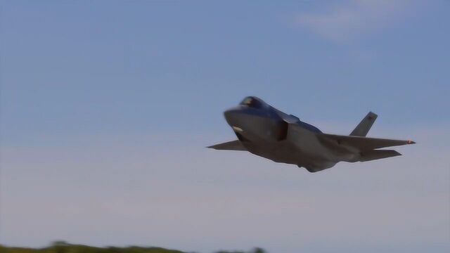 F35“闪电”战机飞抵南伯灵顿空军基地