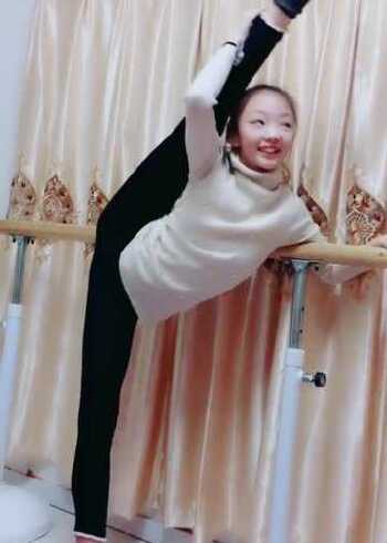 10岁小美女颜值高还会做一字马大长腿又细又直令人羡慕