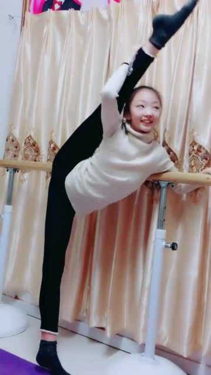 10岁小美女颜值高还会做一字马大长腿又细又直令人羡慕