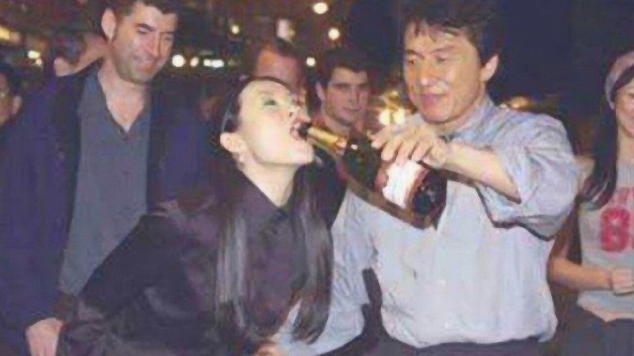 女星醉酒丑态百出，她当众高举内裤，看到章子怡被灌酒：果然是“国际章”_高清1080P在线观看平台_腾讯视频