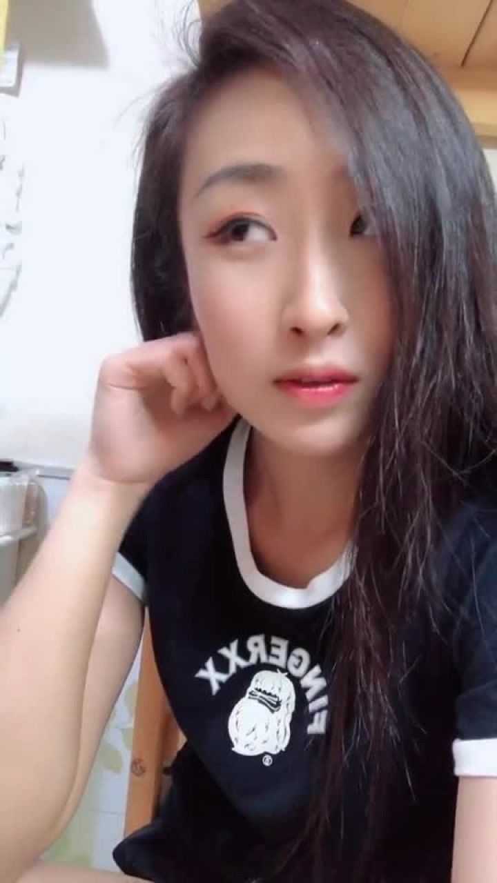 美女自拍:漂亮女生自拍短视频这么可爱,你觉得呢?