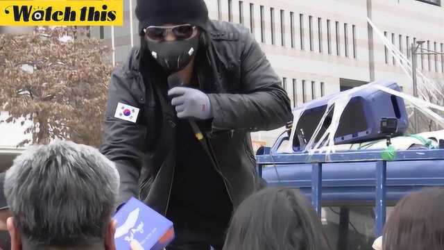 韩国“义气”演员金宝城亲自分发大量口罩表示:会继续为市民服务