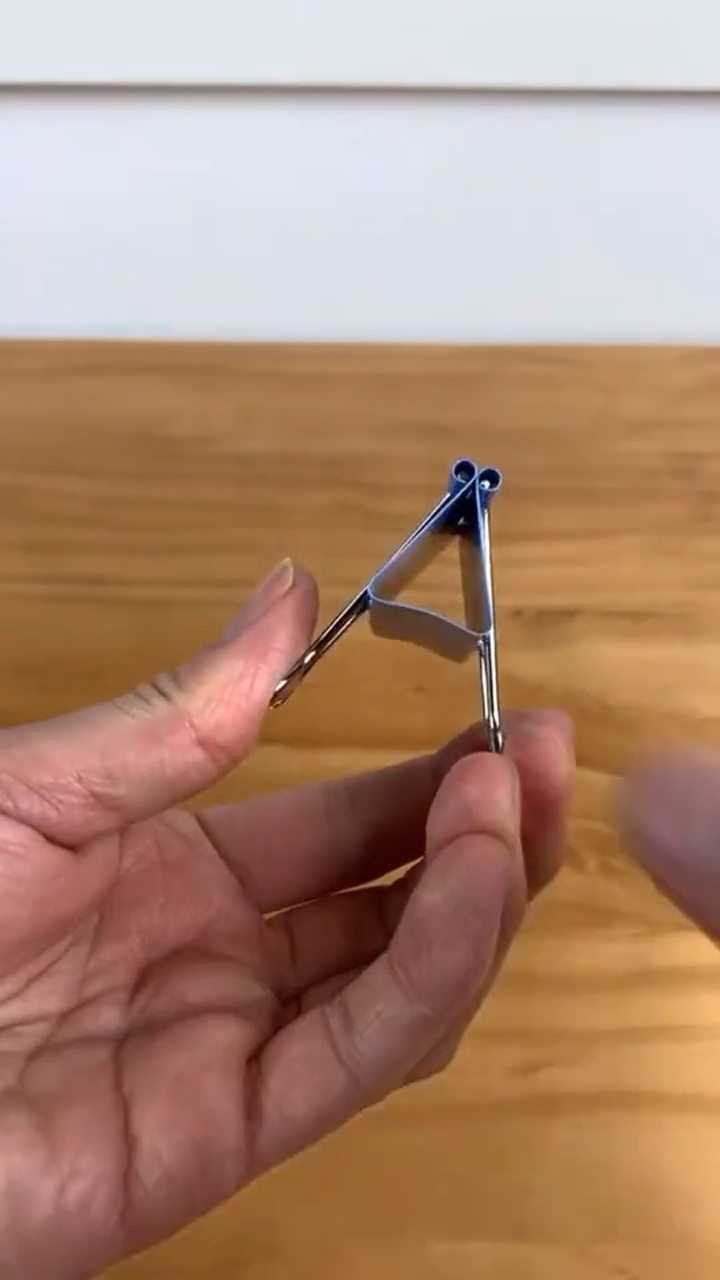 教你用办公室的架子做一个手机支架