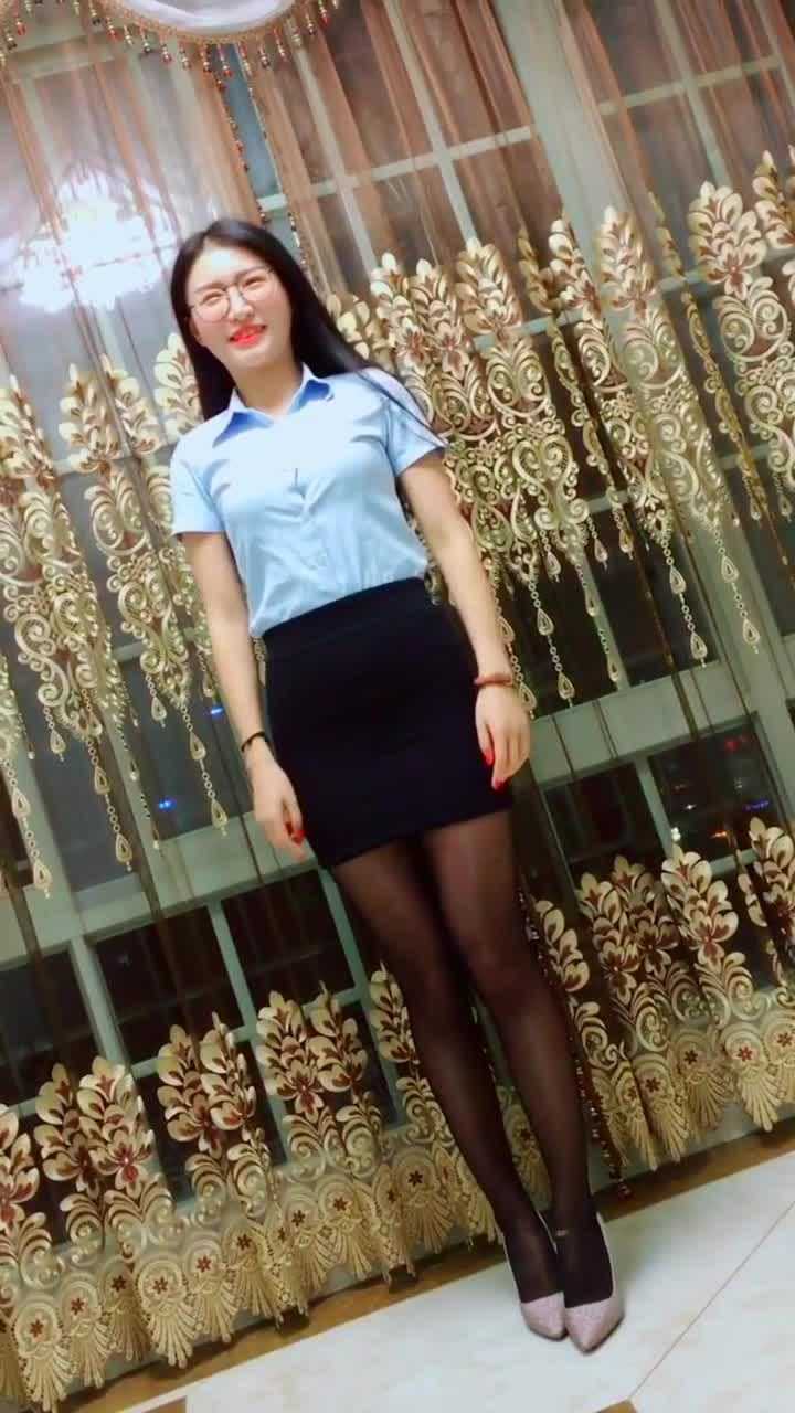 洋气时尚的英语老师爱穿黑丝高跟, 这背影就显得很妖娆