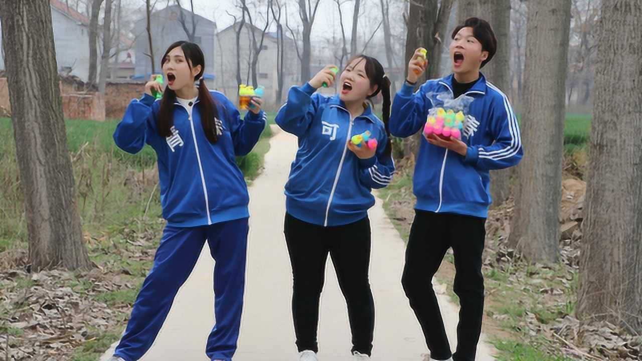 短剧:姐妹俩买了汽水和伙伴分享,结果汽水把几人的脸都酸变形了