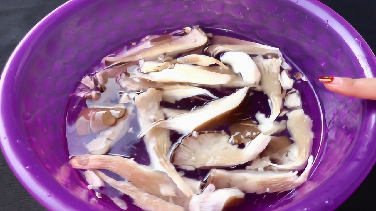 蘑菇好吃难清洗,只需水里加点它,脏东西全部泡出来,干净卫生营养不