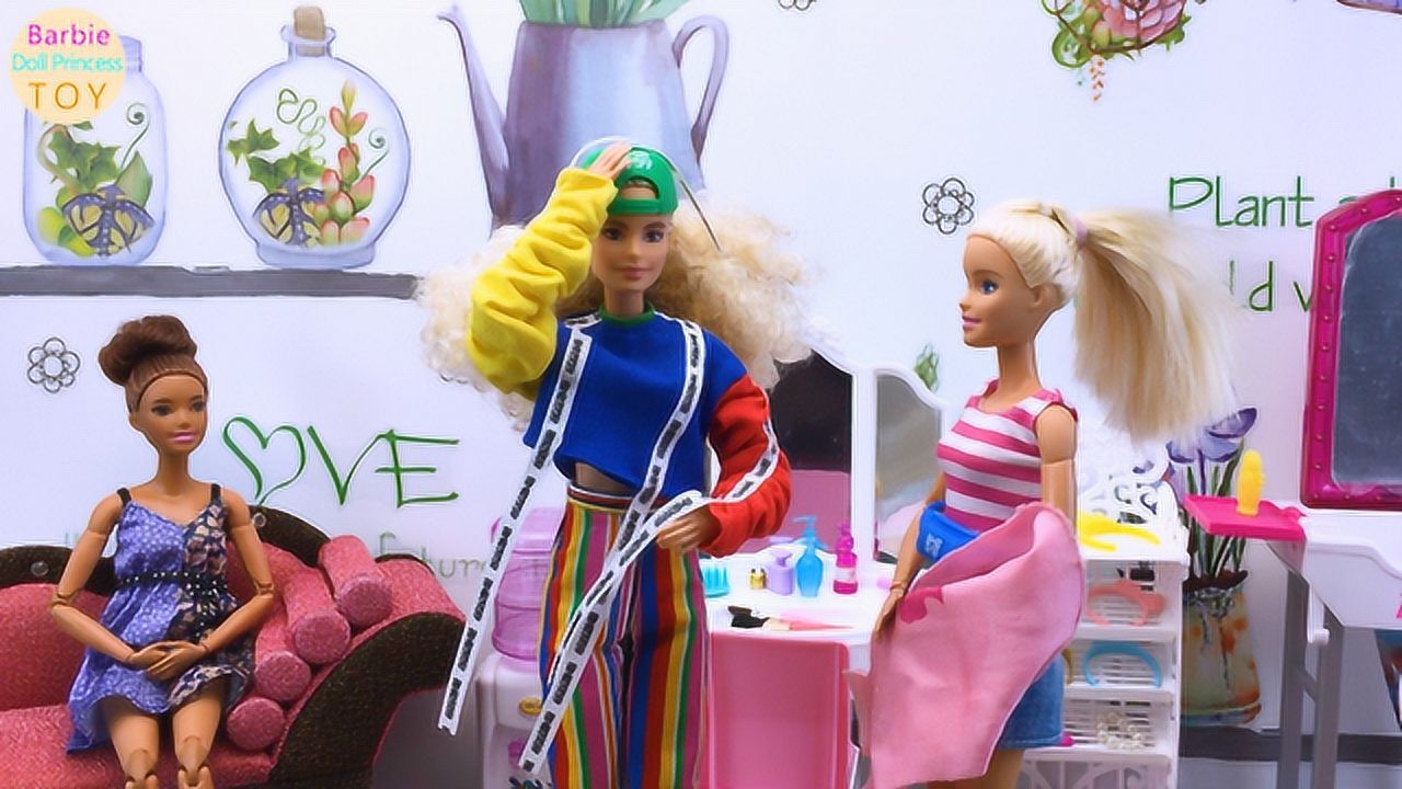 芭比娃娃理发店玩具!芭比美发师为顾客修剪发型