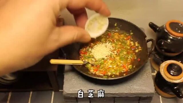 迷你小厨房做饭小视频,自制双椒酱,做了一份铁板鸭肠