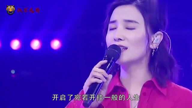 《护航》中女机长吕潇然扮演者,宋佳发文:给我整个8!