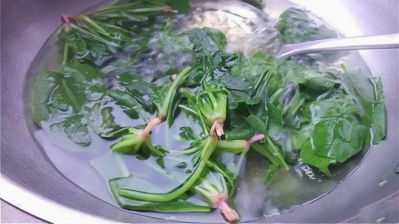 焯过菠菜的水,一滴也别倒掉,厉害用途拿钱也不好买,快告诉家人