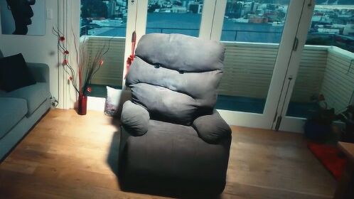 男人为了报复女神,忍痛锯断双腿,藏进沙发里,恐怖电影