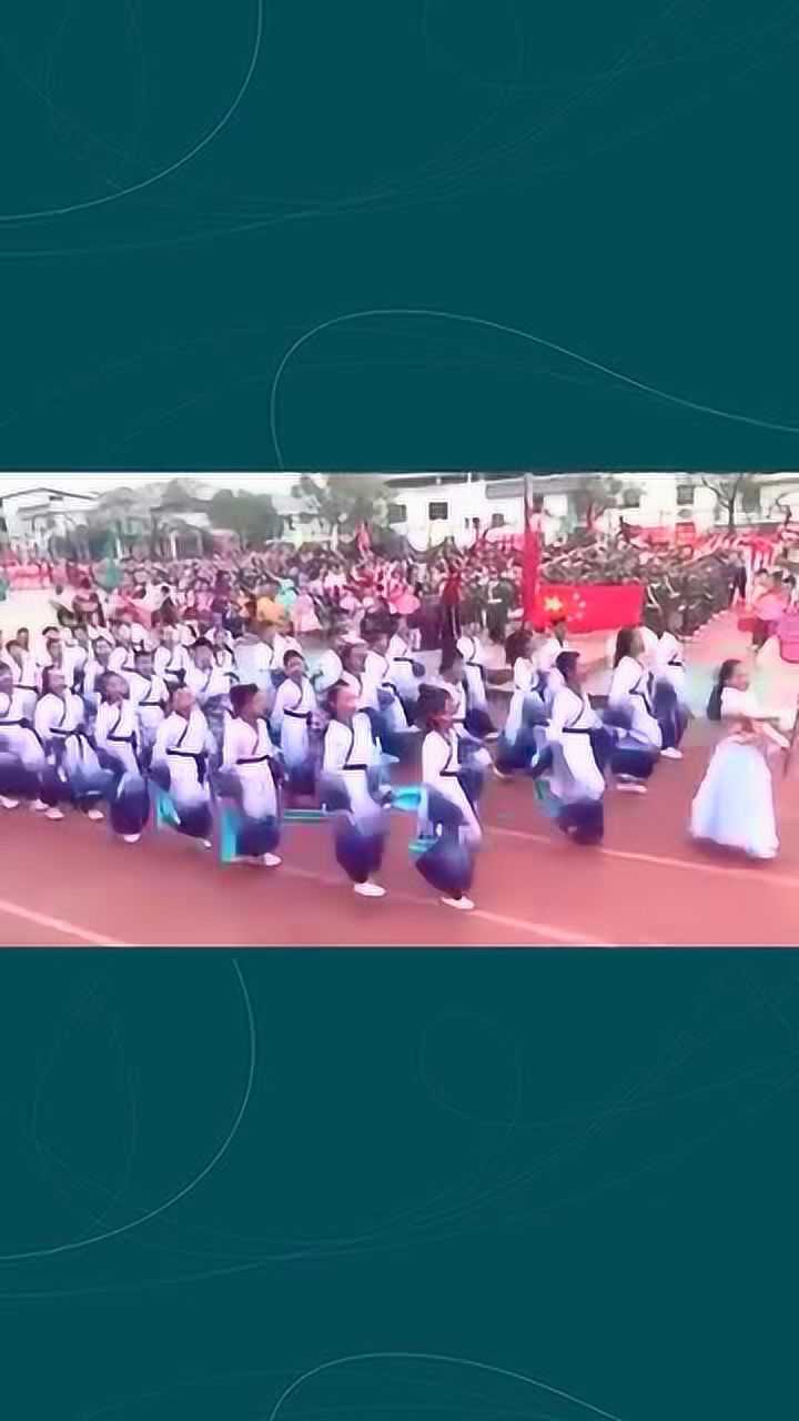 小学生运动会入场式，眼前这一幕，现在的小朋友们太幸福了_高清