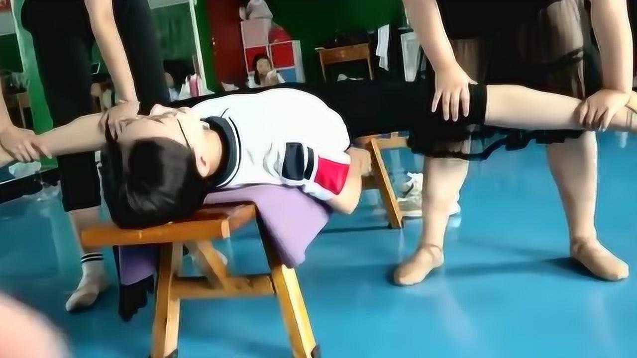 舞蹈班超过180度的撕腿训练顽强的女生最后还是没能忍住哭了