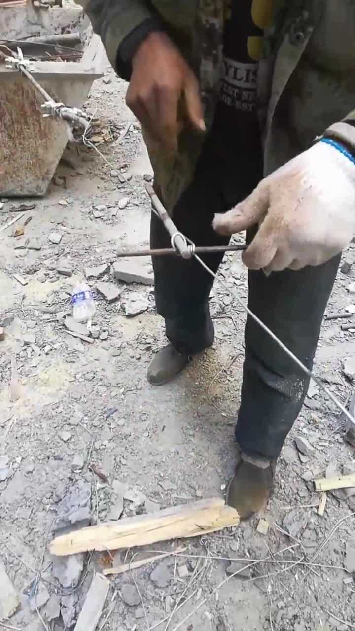 师傅这办法把铁丝拧紧简单实用学到了