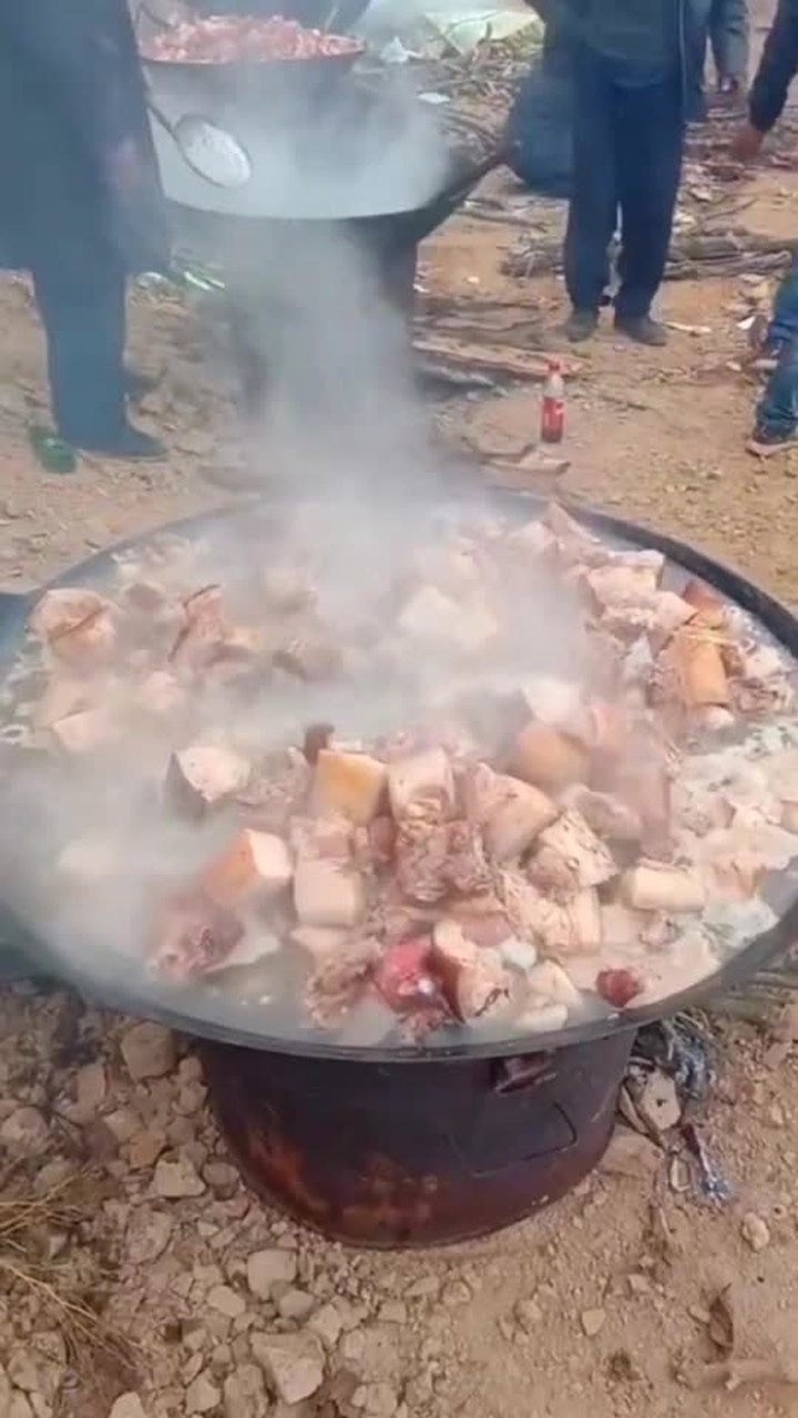 满满一大锅猪肉,丰富的酒席