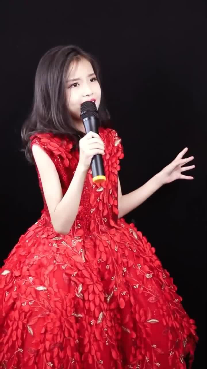 童模宋小睿第一次唱光年之外歌声动人唱的真投入