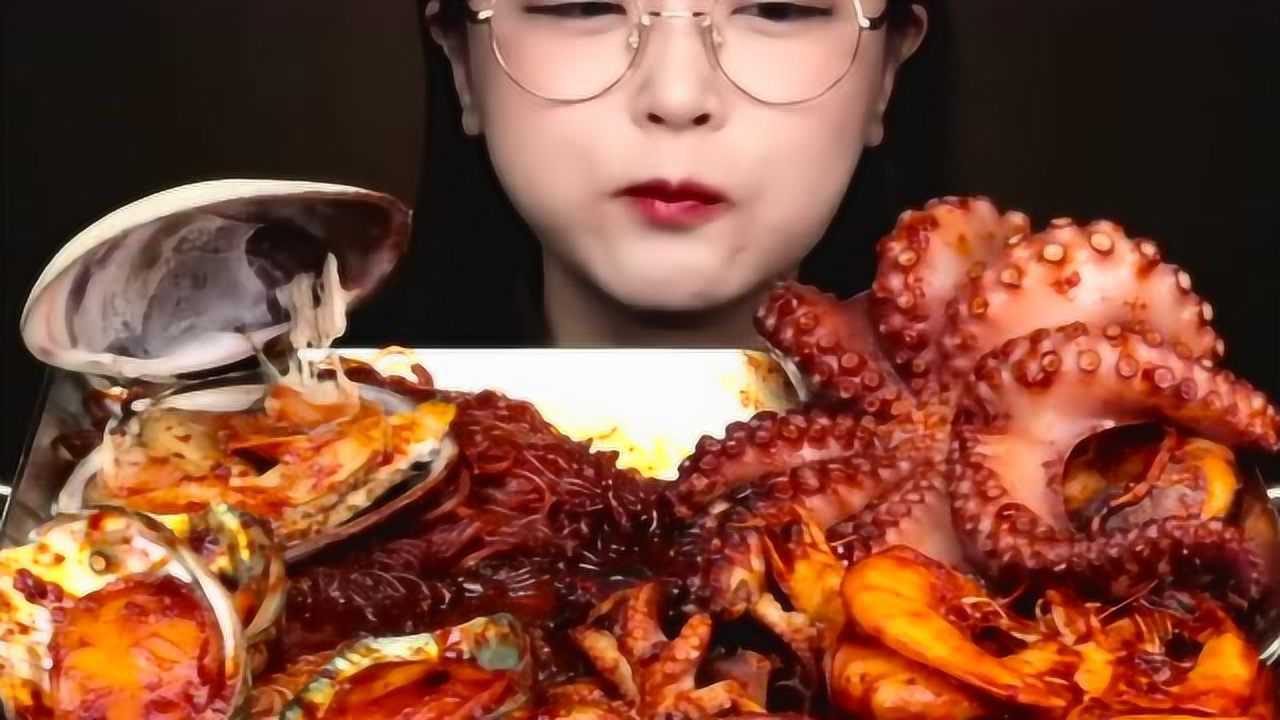 美食吃播漂亮的小姐姐吃各種海鮮美食看得讓人食慾大增