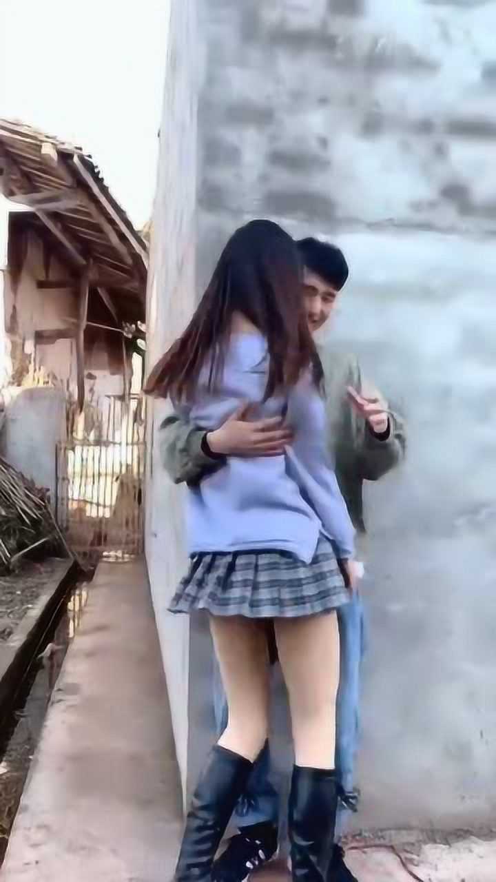 小哥和美女在大街上亲嘴没想到头上面这么多人真的太尴尬了