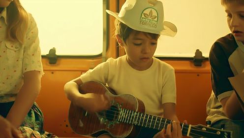 男孩用一把简单的吉他，改变了世界，温馨喜剧电影《一个叫小小船的男孩》