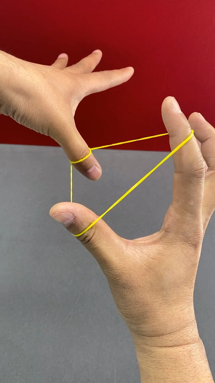 橡皮筋穿越大拇指这招魔术练了三年