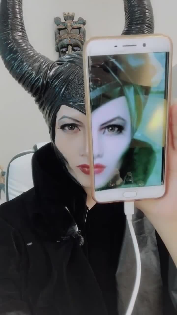 美女模仿沉睡魔咒,简直神还原电影人物