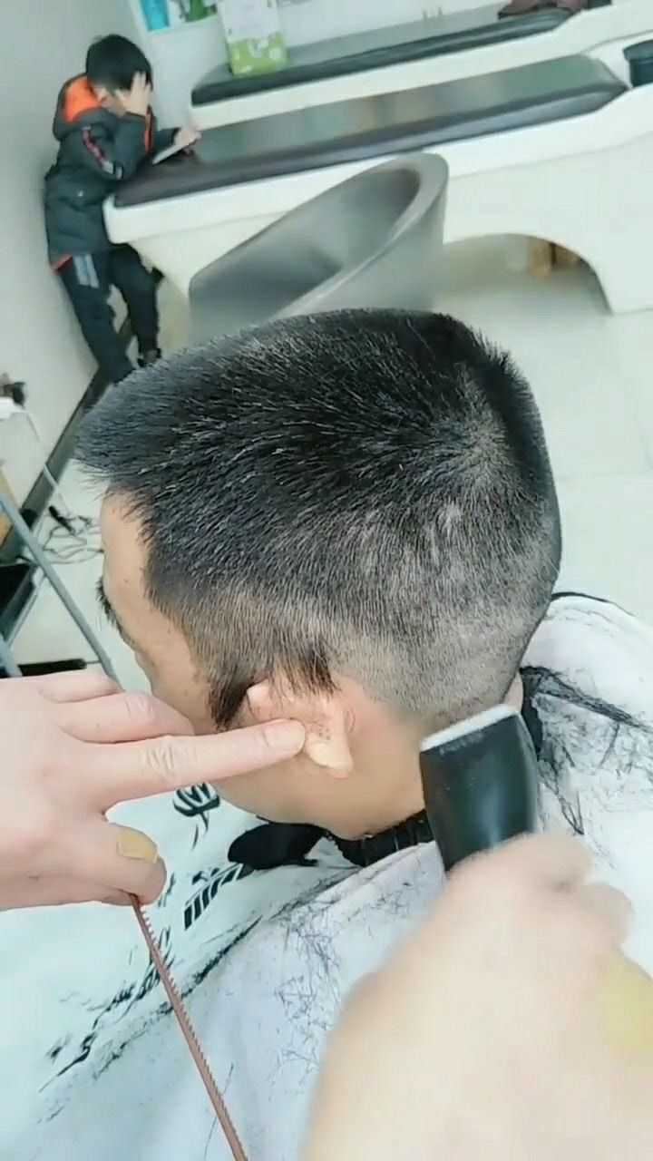 男士平头剪法来了,学会的可以在家给老人剪哦
