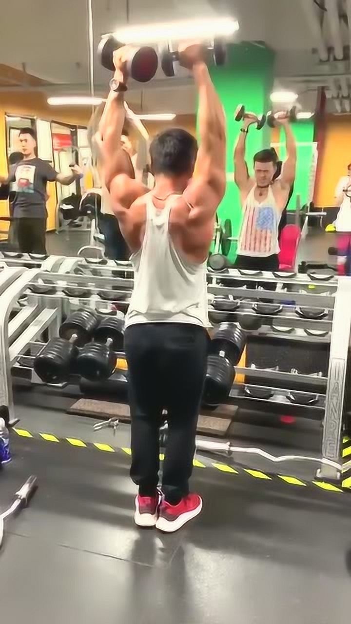 新手教学哑铃半程大飞鸟可以很好的刺激整个三角肌你今天练了吗