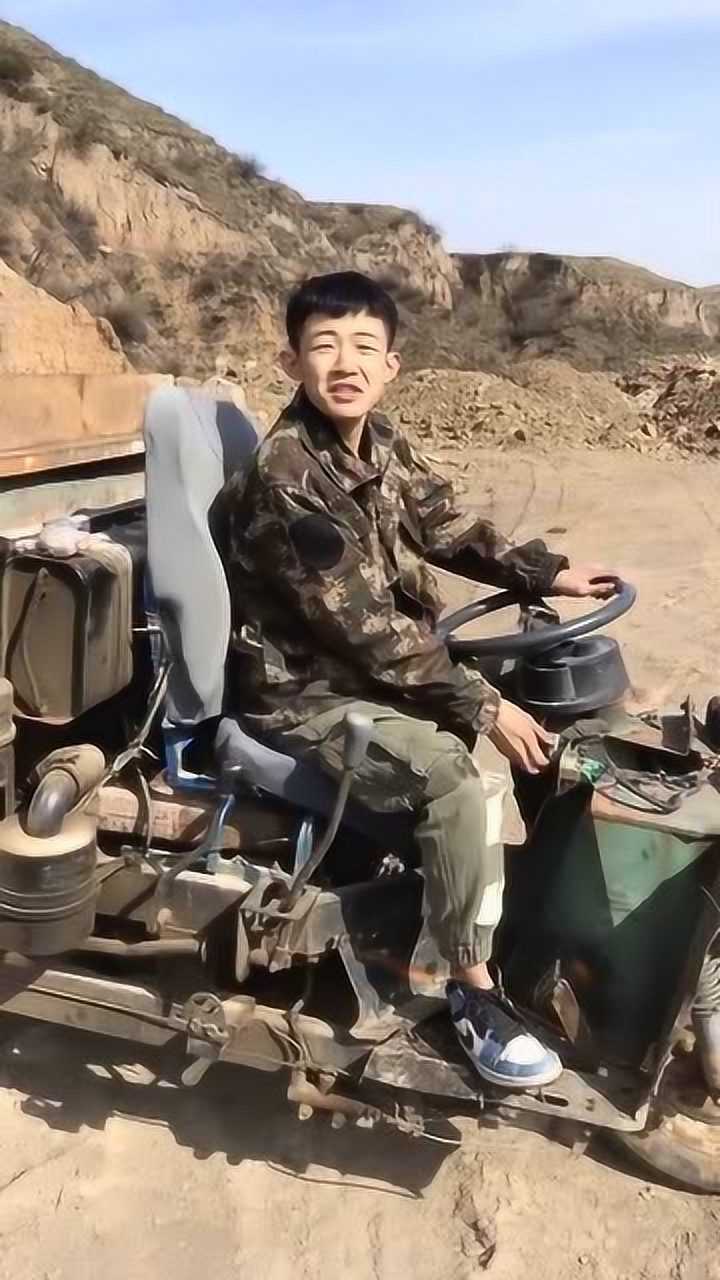 农村的精神小伙开拖拉机的操作熟练的让人心疼