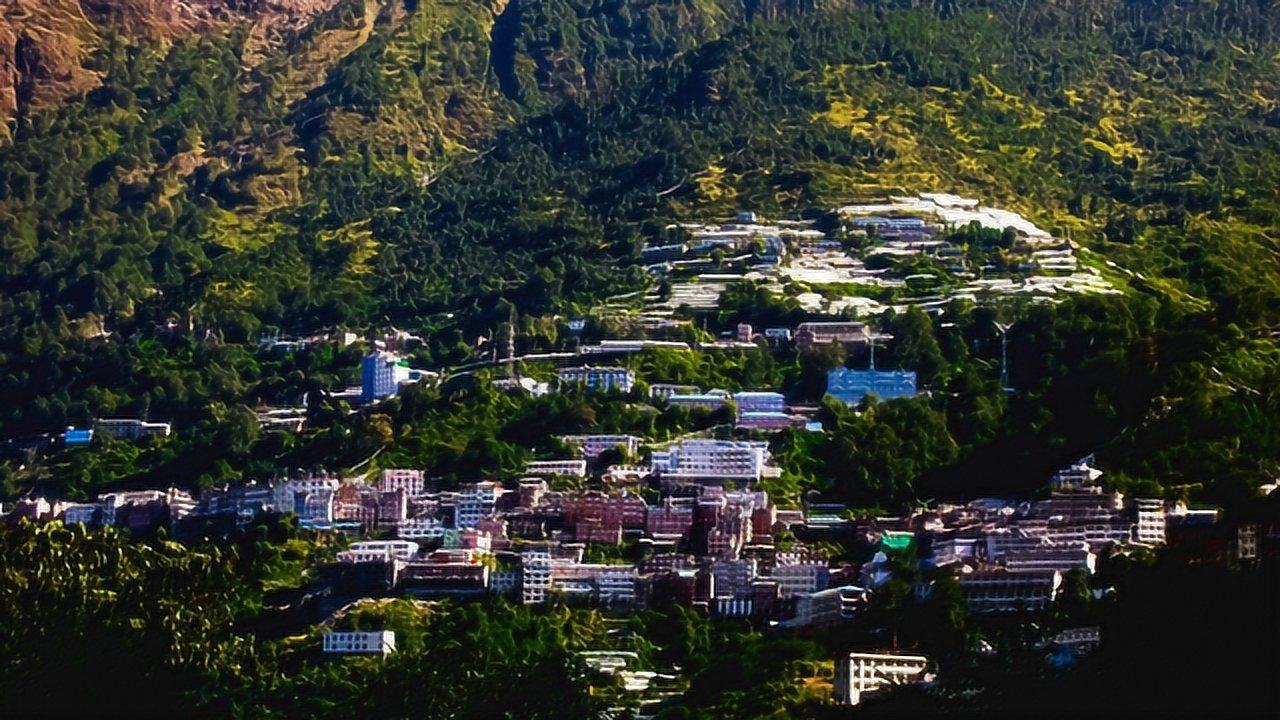 日喀则聂拉木县鸟瞰比邻尼泊尔王国的边境之城